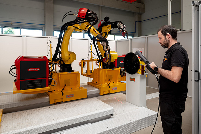 Robotska celica za avtomatizirano varjenje vzdolžnih zvarov večjih obdelovancev