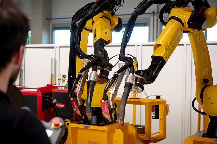 Robotska celica za avtomatizirano varjenje vzdolžnih zvarov večjih obdelovancev