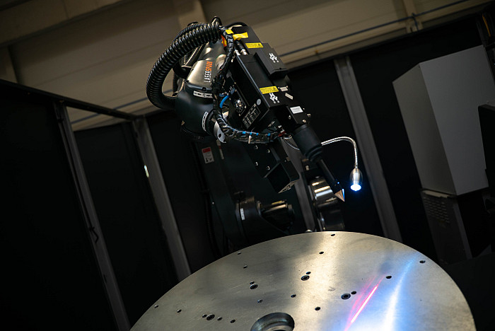 Modularna robotska celica za serijsko lasersko varjenje